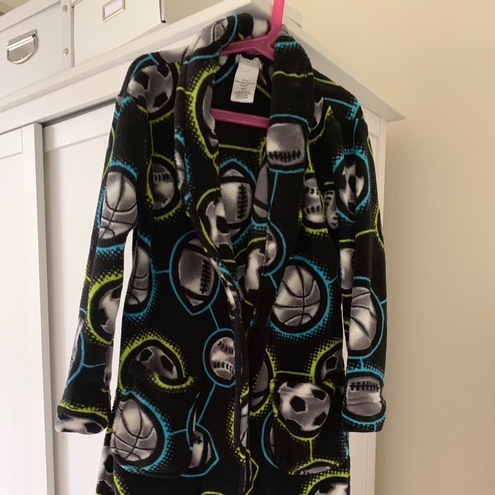 *DONATED* 
Boys fleece bathrobe 6-8y 🛀